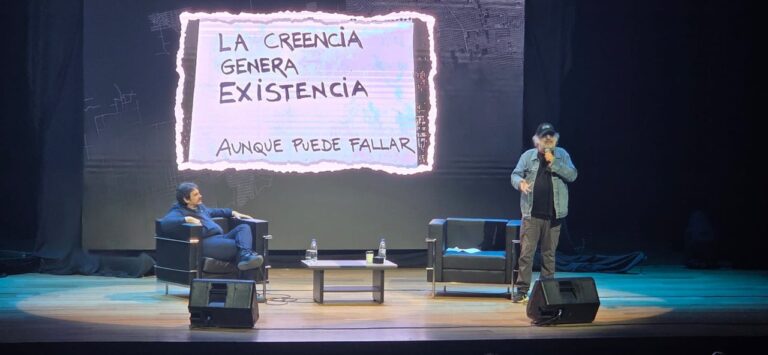 Felipe Pigna y Pedro Saborido en el escenario del Teatro Comedia de Córdoba.