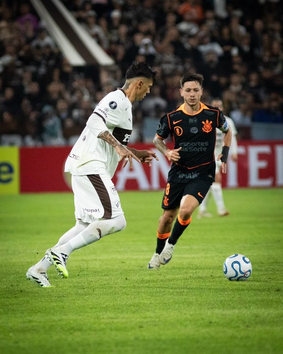 Jugadores de Platense y Corinthians durante el partido de Copa Libertadores en el estadio de Vicente López.