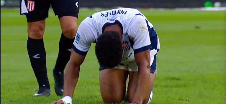 Diego Valoyes lesionado durante partido Talleres vs Estudiantes en La Plata