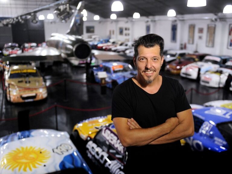 Gastón Mazzacane, expiloto de automovilismo, en el paddock.