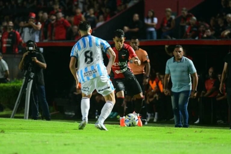 Jugadores de Racing de Córdoba y Colón durante el partido de la Primera Nacional en Santa Fe.
