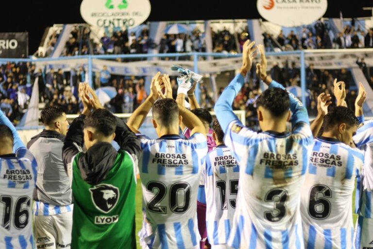 Jugadores de Racing de Córdoba celebrando un gol en el estadio Miguel Sancho.