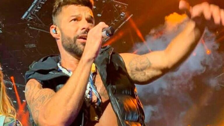 Ricky Martin durante su presentación en el escenario del Estadio Mario Alberto Kempes en Córdoba.