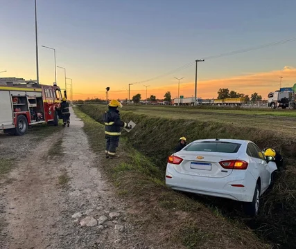 Vehículo siniestrado en la ruta de Río Primero