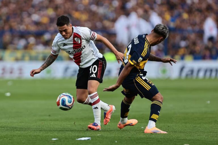 Escudos de River Plate y Boca Juniors enfrentados, representando el Superclásico argentino.
