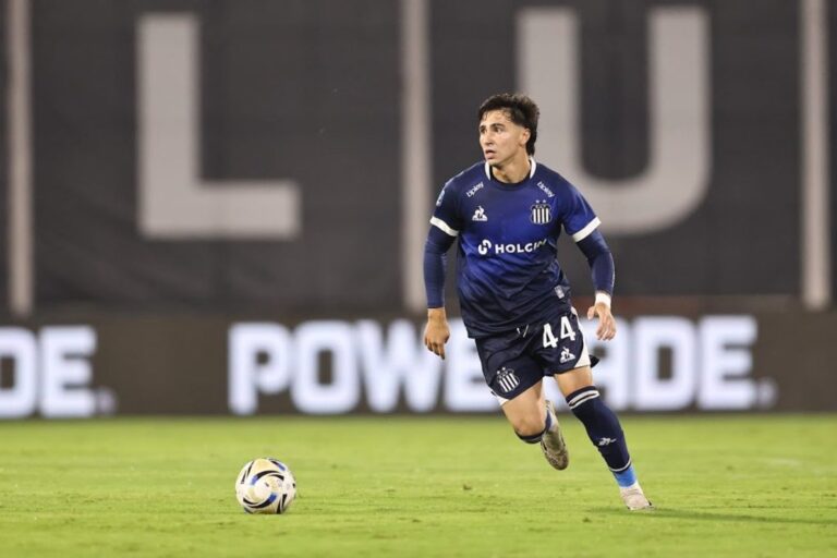 Jugadores de Talleres en el Estadio UNO durante el partido contra Estudiantes de La Plata