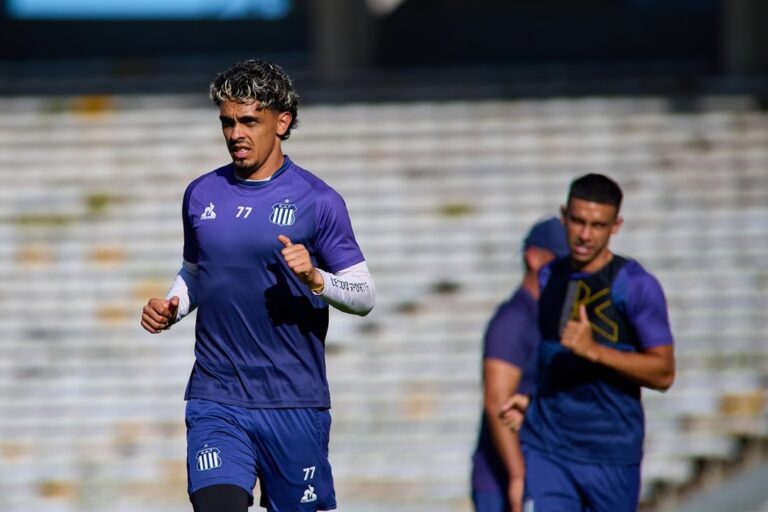 Carlos Tévez, director técnico de Talleres, durante un entrenamiento.