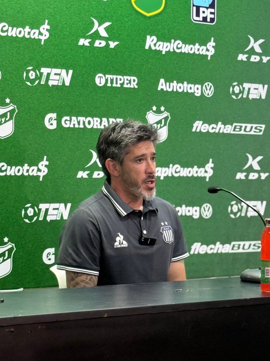 Pablo Pérez, asistente técnico de Talleres, durante una conferencia de prensa.