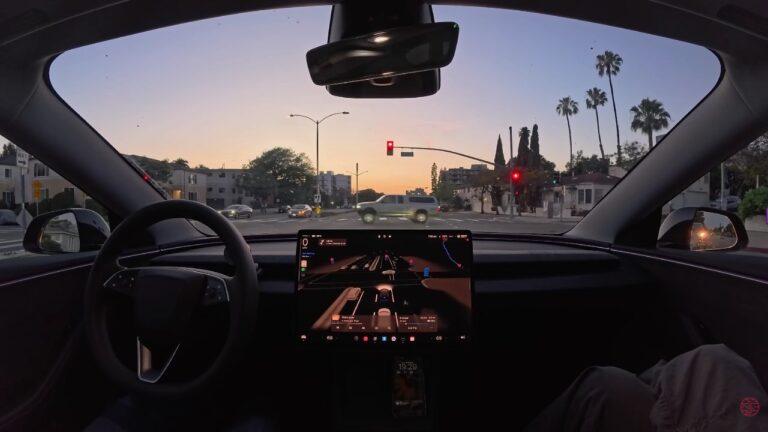 Vehículo Tesla circulando por una calle urbana, mostrado en el video sobre conducción autónoma.
