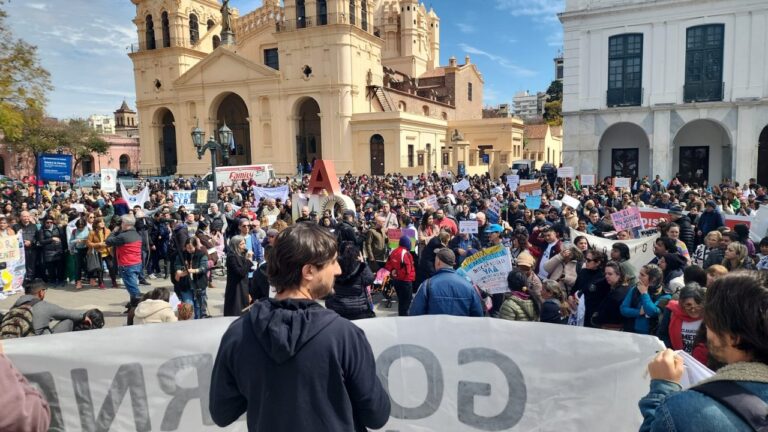 Concentración de trabajadores del área de discapacidad en Plaza San Martín, Córdoba