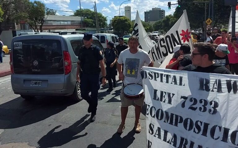 Trabajadores estatales movilizados en una caravana por las calles del centro de la ciudad de Córdoba.