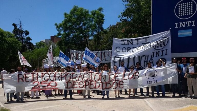 Trabajadores del INTI marchando en la Plaza de las Américas, Córdoba