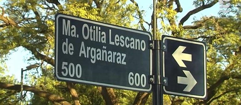 Cartelería municipal con el nombre de Otilia Lescano de Algañaraz en el Parque Sarmiento