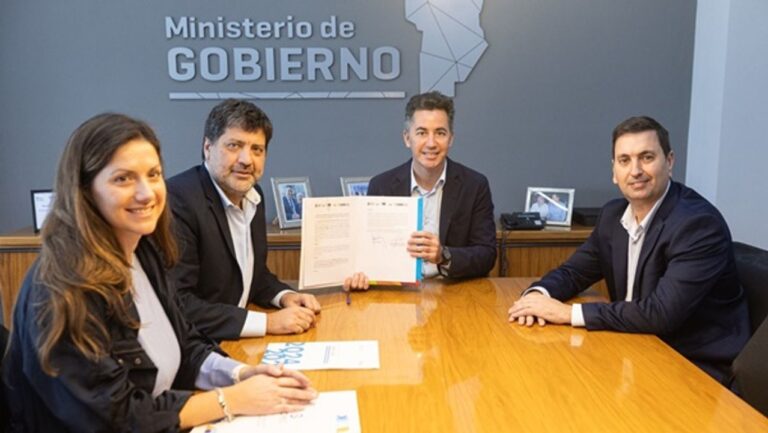 Autoridades firmando el convenio de capacitación para la Guardia Local en la Universidad de Villa María