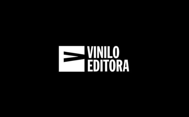 Libros de Vinilo Editora mostrando sus características tapas de colores vibrantes sobre fondo negro.