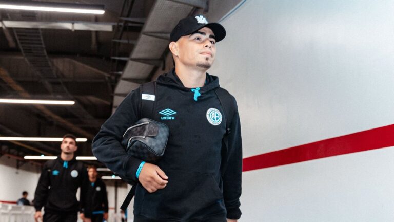 Lucas Zelarayán, capitán de Belgrano, durante un partido de fútbol.