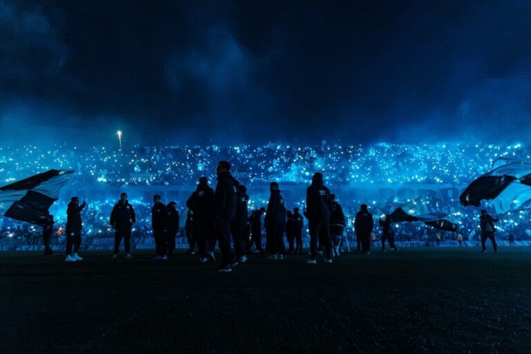 Multitud de hinchas de Belgrano en el estadio Julio César Villagra durante el banderazo previo a la final