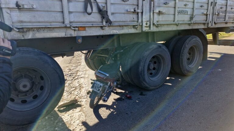 Motociclista debajo de un camión en avenida Las Malvinas, Córdoba