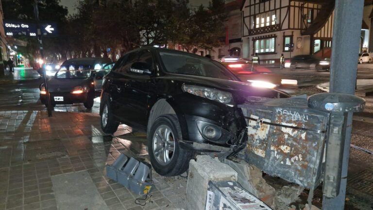 Camioneta SUV Hyundai Santa Fe chocada contra un poste en Nueva Córdoba