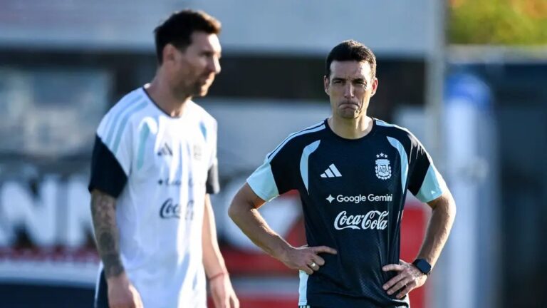 Jugadores de la Selección Argentina en formación previo a un partido