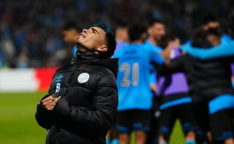 Lucas Zelarayán celebra con la camiseta de Belgrano tras clasificar a la final