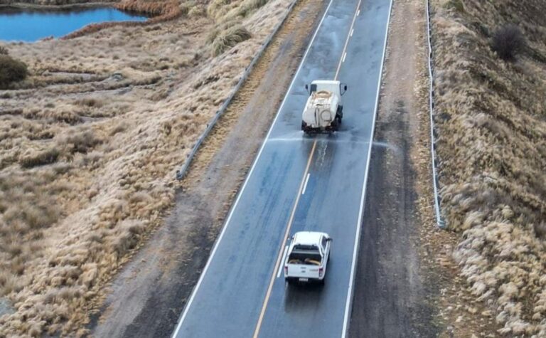 Vista de las sierras de Córdoba cubiertas de nieve con señal de alerta meteorológica