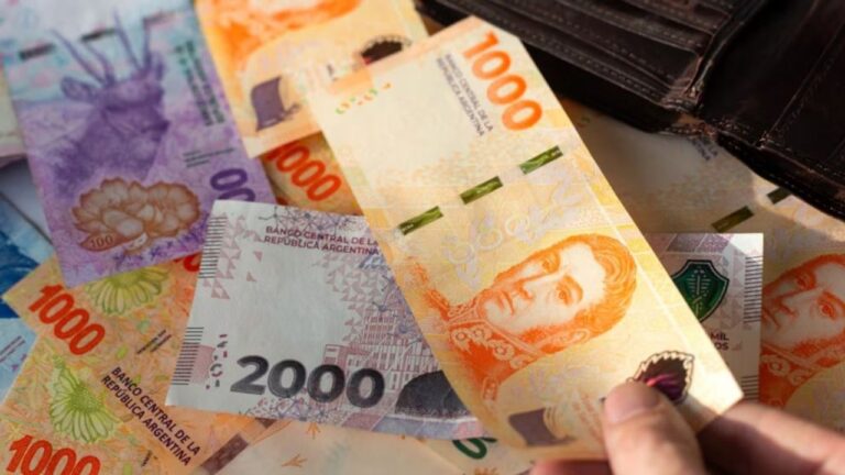 Persona mayor revisando documentos financieros en una mesa con calculadora