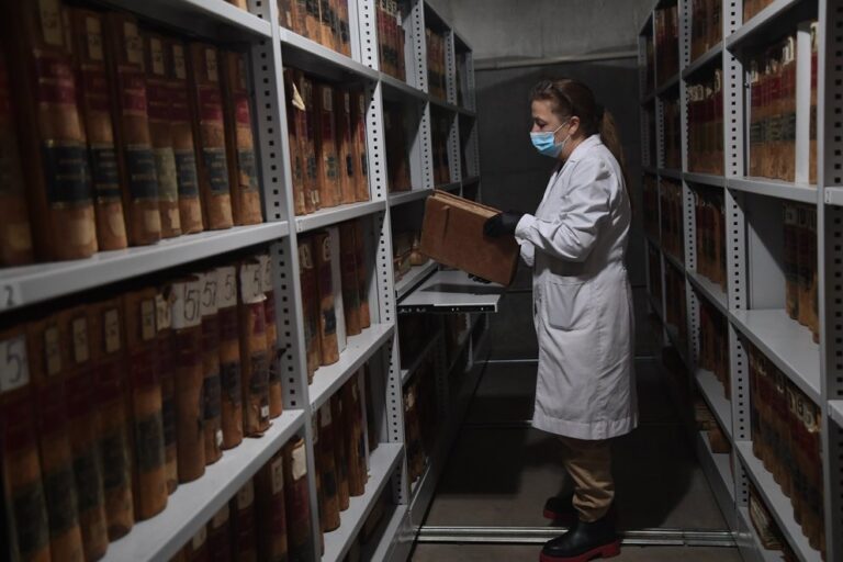 Depósito climatizado del Archivo Histórico de la Provincia de Córdoba con estanterías de documentos
