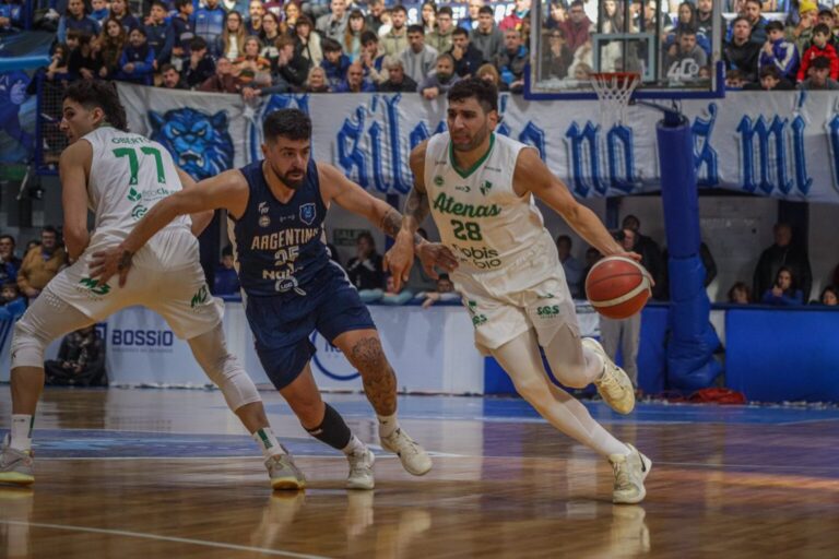 Jugadores de Atenas durante el partido contra Argentino de Junín