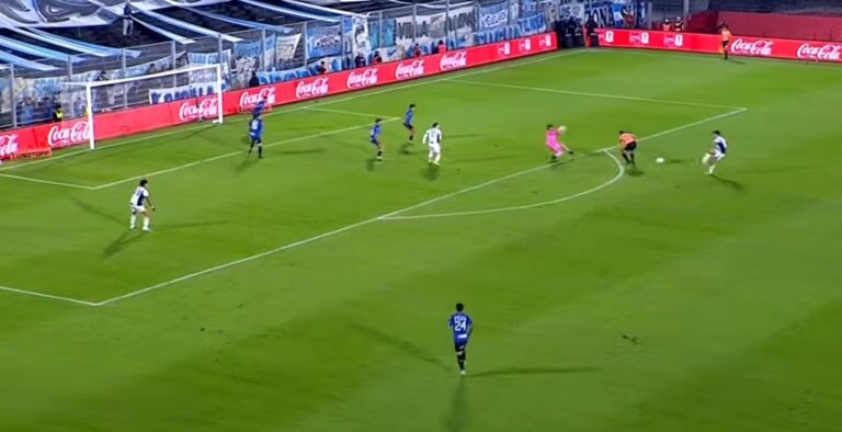 Jugadores de Atlético Tucumán celebran un gol ante Talleres en el estadio Marcelo Bielsa de Rosario