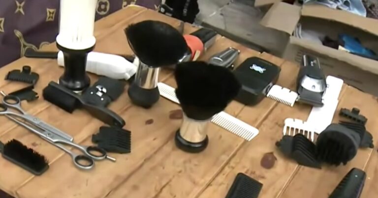 Barberos solidarios cortando el pelo a una persona en situación de calle en la Plaza San Martín de Córdoba