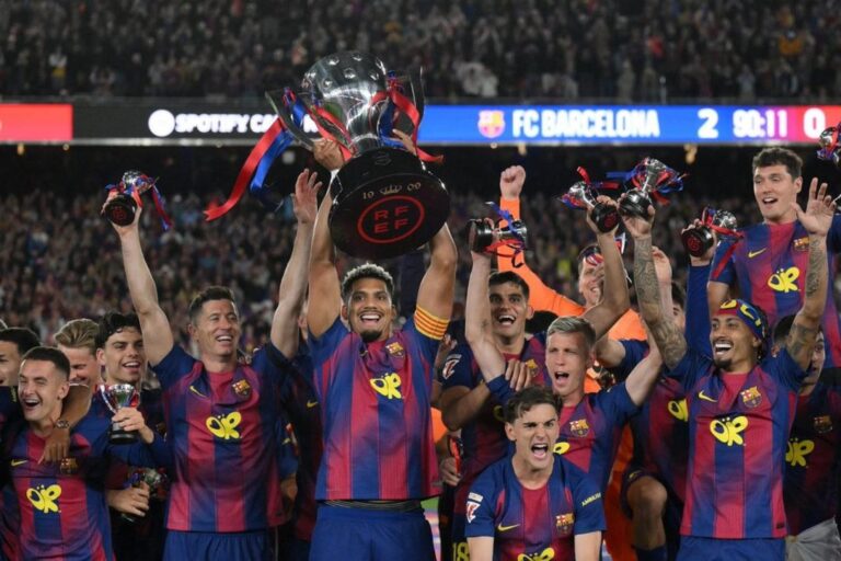 Jugadores de Barcelona celebrando el bicampeonato de La Liga en el Camp Nou