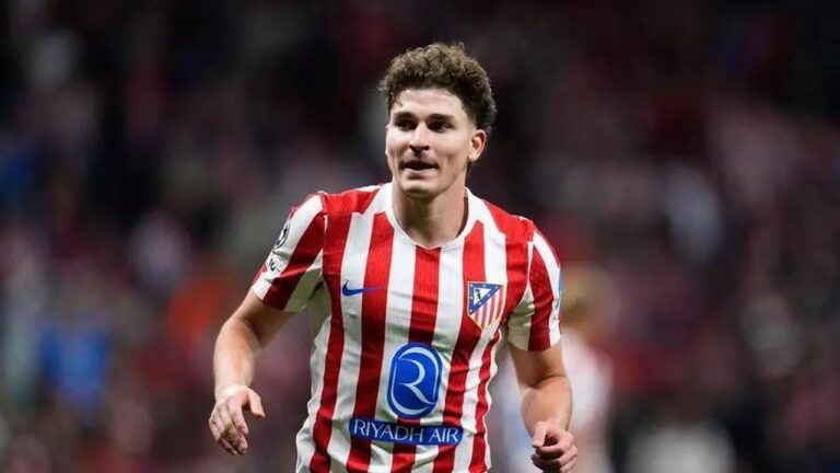 Julián Álvarez celebrando un gol con la camiseta del Atlético de Madrid