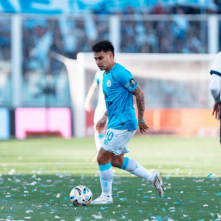Jugadores de Belgrano y Argentinos Juniors en el estadio Diego Armando Maradona durante las semifinales del Apertura