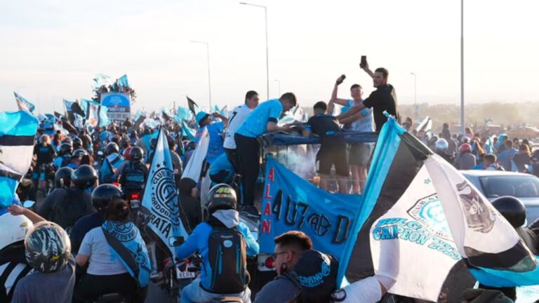 Micro descapotable con el plantel de Belgrano durante la caravana por la Circunvalación de Córdoba