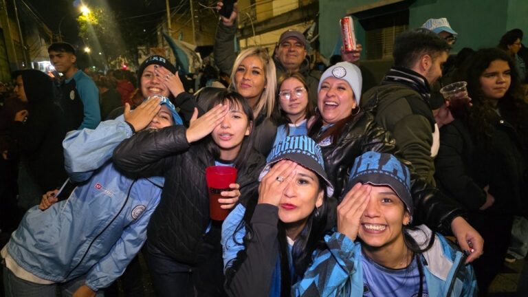 Hinchas de Belgrano celebrando en las calles de Córdoba