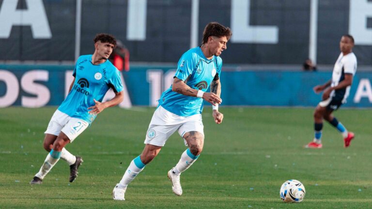 Estadio Gigante de Alberdi con banderas de Belgrano antes del partido