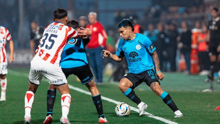 Adrián Sánchez de Belgrano celebra el gol de cabeza ante Unión en Alberdi