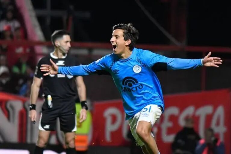 Jugadores de Belgrano celebrando la clasificación a la final del Torneo Apertura