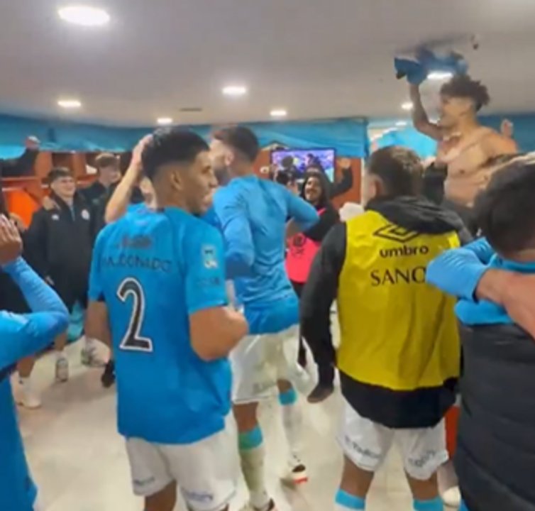 Jugadores de Belgrano celebrando en el vestuario del Kempes tras vencer a Talleres