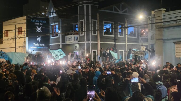 Hinchas de Belgrano festejando en Alberdi tras el triunfo ante Talleres