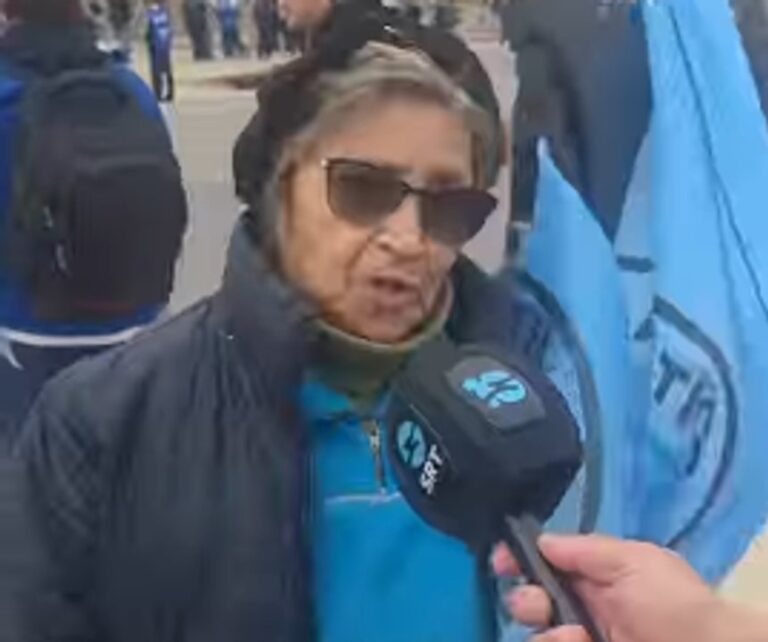 Hinchas de Belgrano y River en la previa de la final en el Kempes