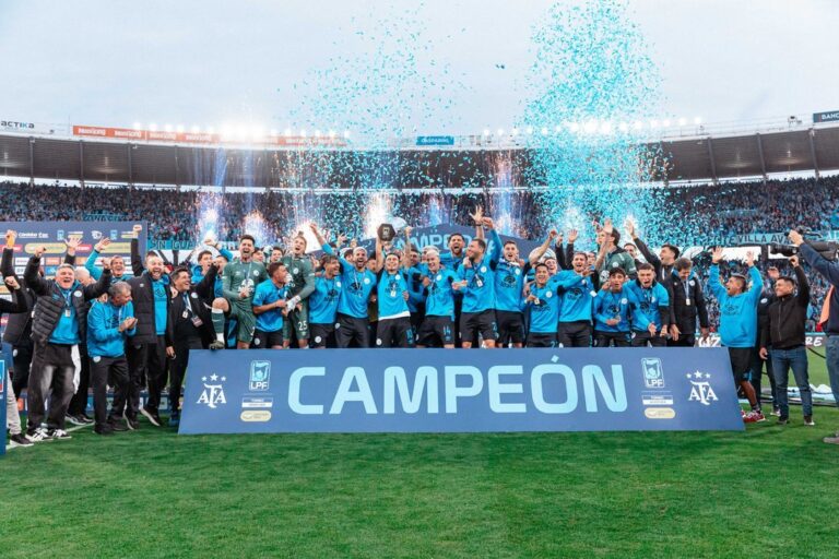 Jugadores de Belgrano celebrando el título del Torneo Apertura en el estadio Mario Alberto Kempes