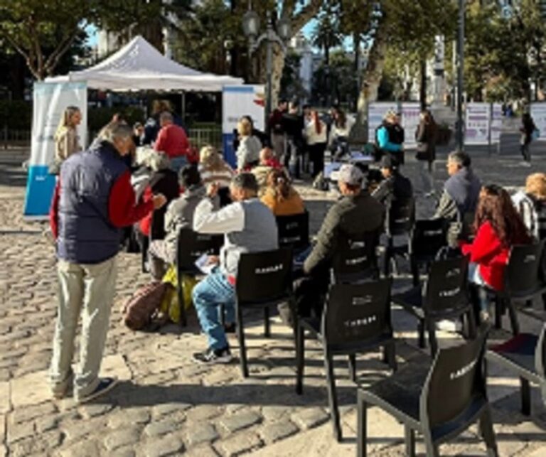 Vacunatorio móvil en la Plaza San Martín de Córdoba durante la campaña de inmunización