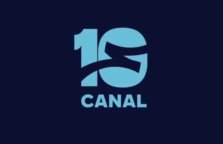 Logo de Canal 10 en su 64 aniversario con fondo de estudios televisivos
