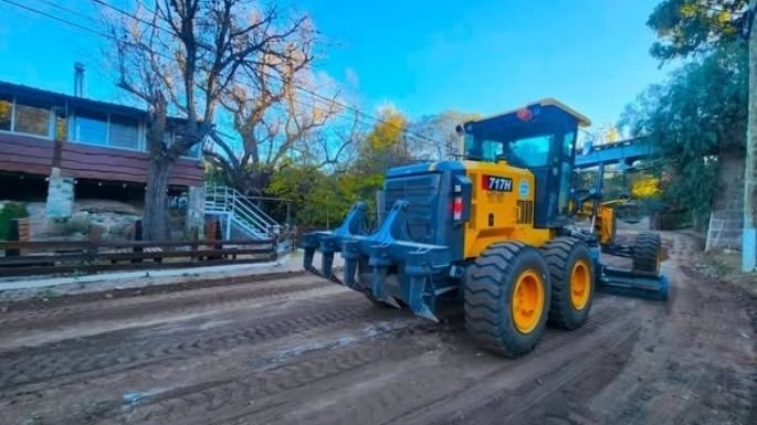 Cuadrilla municipal trabajando en reparación de calle de tierra en Capilla del Monte