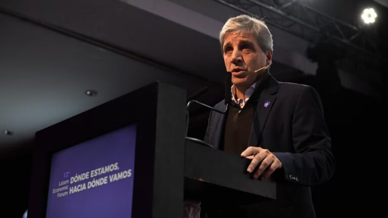Luis Caputo habla en el Latin American Forum en Buenos Aires