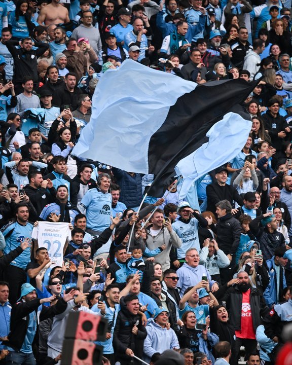 Colectivo descapotable con jugadores de Belgrano en la Circunvalación
