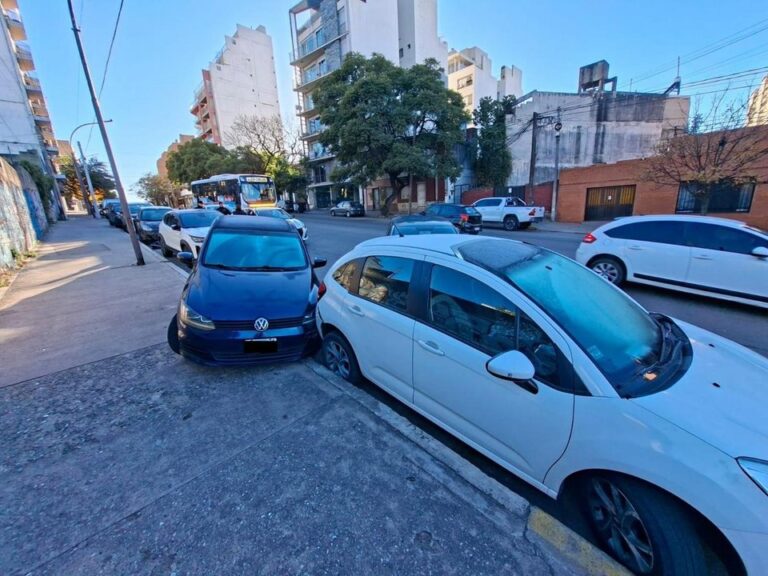 Autos con daños materiales tras choque múltiple en avenida Santa Fe, Córdoba