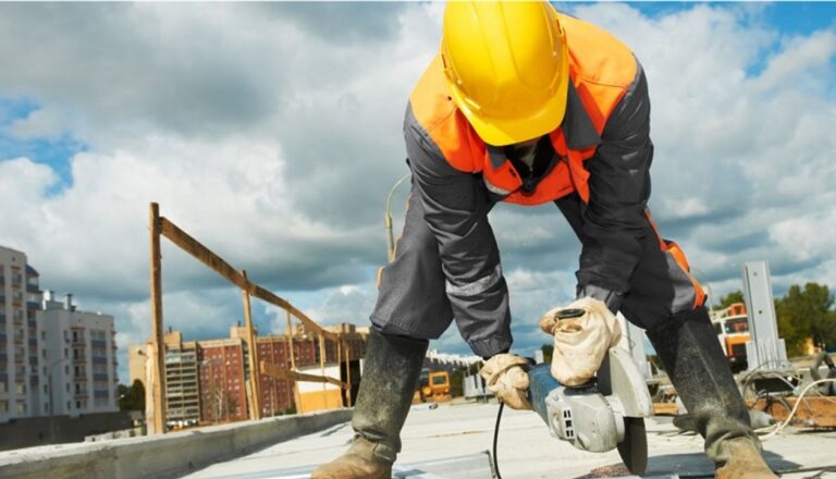 Obra en construcción en Córdoba con grúas y materiales de construcción